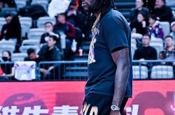 比赛中掺杂着激情与荣誉，球员坚决拼搏