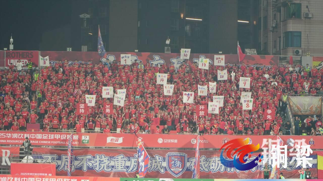 比赛中掺杂着激情与荣誉，球员坚决拼搏